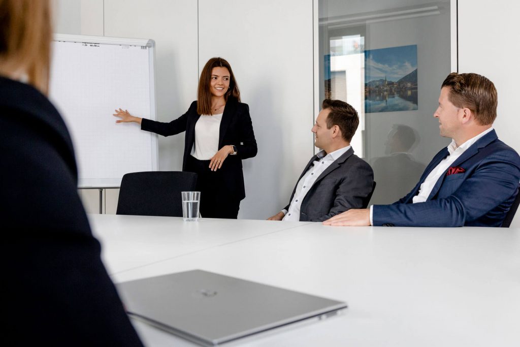 Mitarbeiter von activeMind bei einer internen Diskussionsrunde