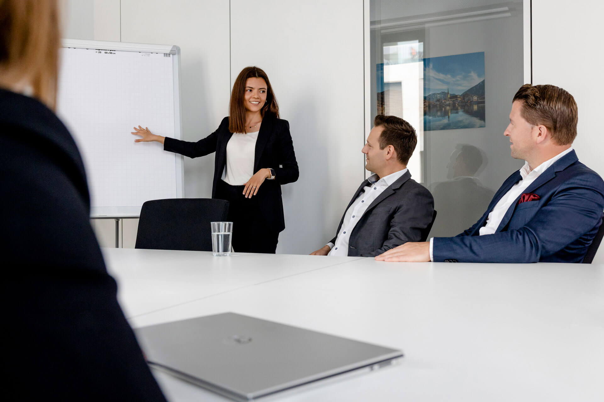 Mitarbeiter von activeMind bei einer internen Diskussionsrunde